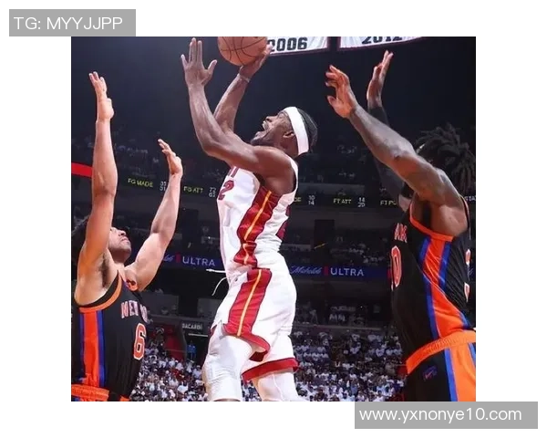 范德比尔特坚决防守手肘大帽兰德尔上篮展现强硬防守实力 范德比尔特坚决防守手肘大帽兰德尔上篮展现强硬防守实力